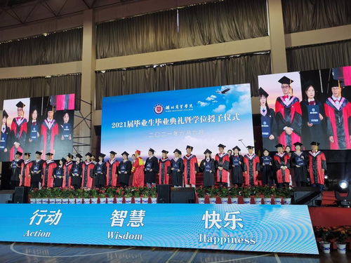 湖北商貿學院畢業典禮 品甜點嘗西瓜，畢業生直呼有點甜